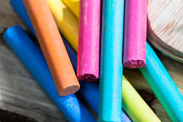Detail barevné pastelové barvy na stole pinewood - Fotografie, Obrázek