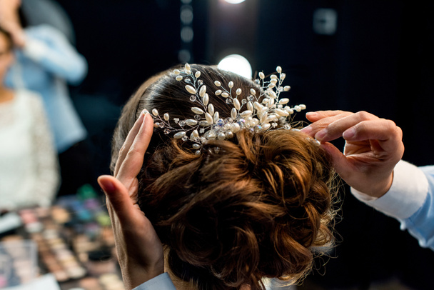 hairstylist decorating clients hairstyle - 写真・画像
