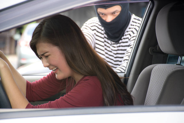Lupič drží zbraň pro loupež auto majitel /Screaming asijské ženy - Fotografie, Obrázek