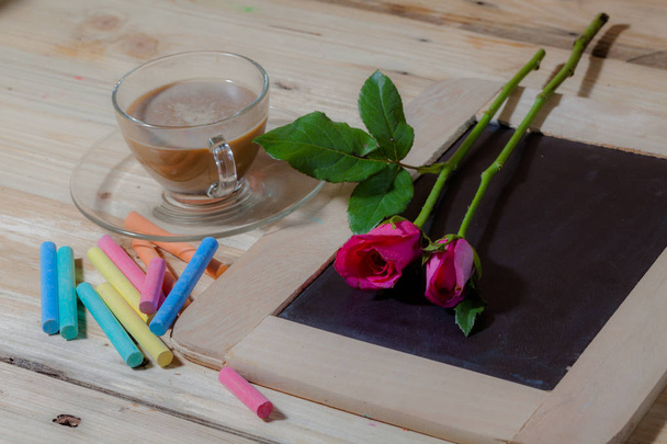 café caliente sobre tabla de madera de pino con pastel
 - Foto, imagen