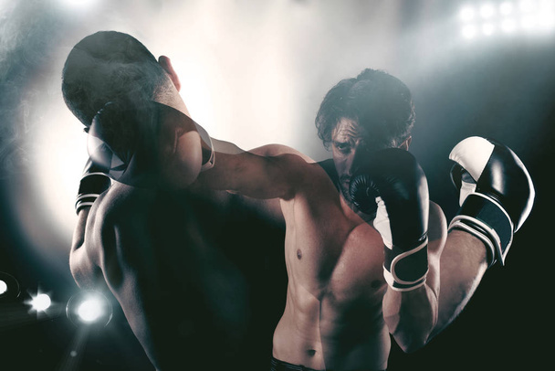 Boxer espancando seu adversário
  - Foto, Imagem