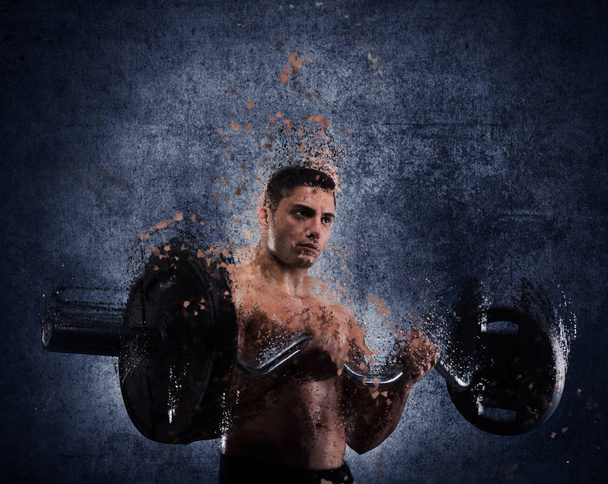 Спортивный мускулистый человек тренирует бицепсы
 - Фото, изображение