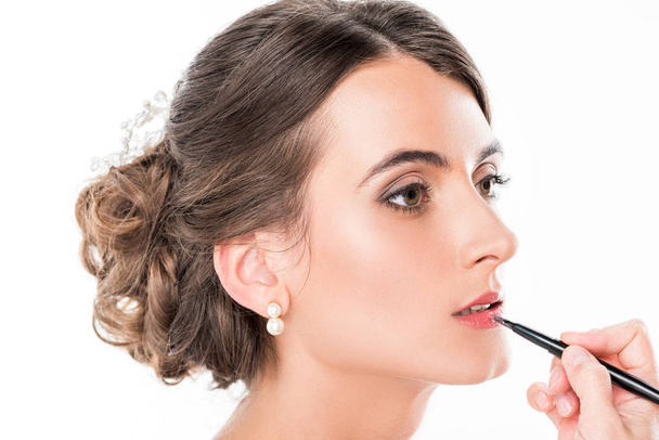 maquillador aplicando lápiz labial a modelo
 - Foto, Imagen