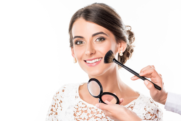 maquillador aplicando rubor
 - Foto, Imagen