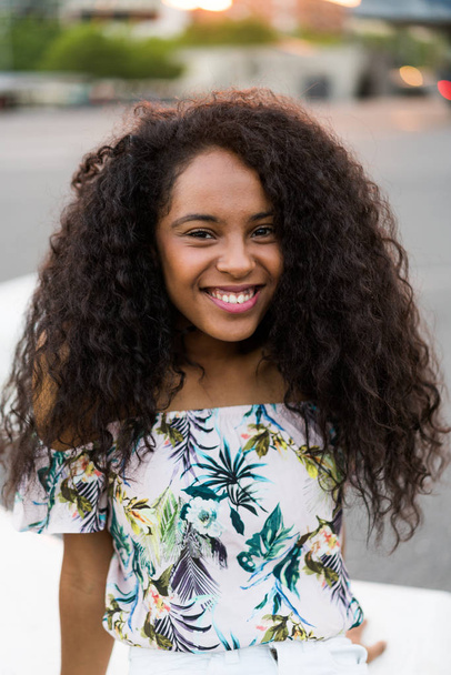 Jonge zwarte vrouw - Foto, afbeelding