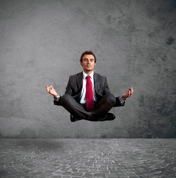 Hombre de negocios estresado practicando yoga
 - Foto, imagen