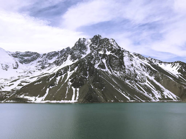 Landschaft aus Gebirgsschnee und Lagune in Santago, Chile - Foto, Bild