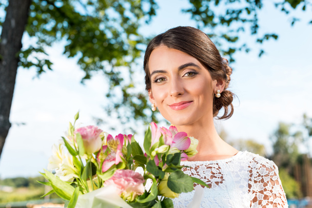 beautiful woman with bouquet of flowers - Zdjęcie, obraz
