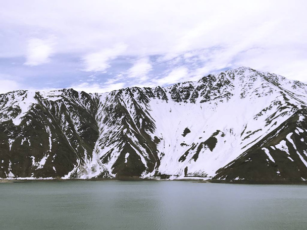 τοπίο στο βουνό χιόνι και στη λιμνοθάλασσα στο Σαντιάγκο, Χιλή - Φωτογραφία, εικόνα