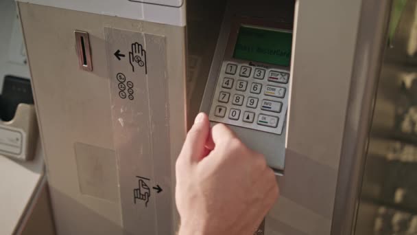 Hand junger Männer mit Geldautomat - Filmmaterial, Video