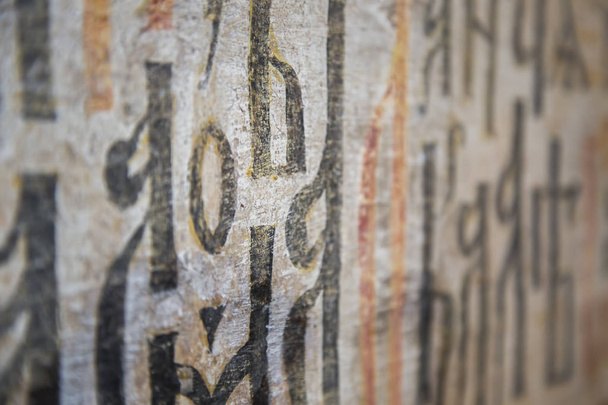 Fragment van de Cyrillische oude Slavische brief op de muur in de tempel. Geselecteerde focus - Foto, afbeelding