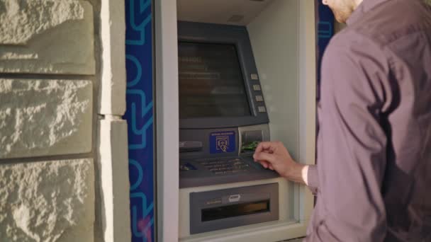 junger Mann benutzte Geldautomat - Filmmaterial, Video