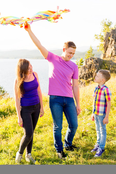 Family playing with a kite - Φωτογραφία, εικόνα