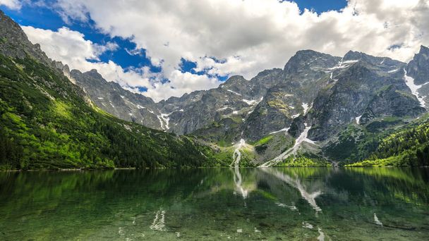 Lac Eye of the Sea (Morskie Oko) dans les montagnes Tatra
 - Photo, image