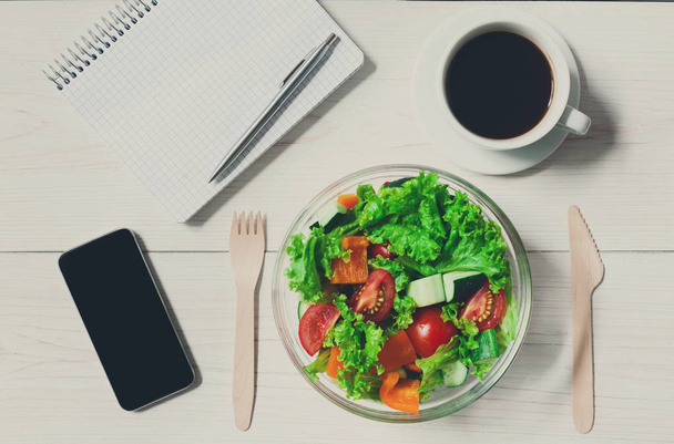 Egészséges üzleti ebéd hivatalban, növényi saláta tál - Fotó, kép