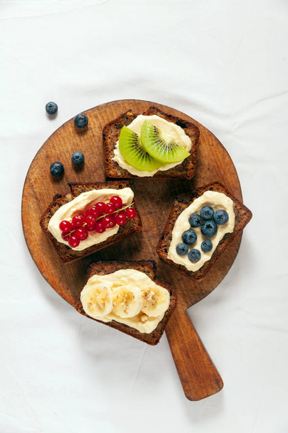 loaf cake with chocolate and fresh fruits and berries . healthy  - Foto, afbeelding