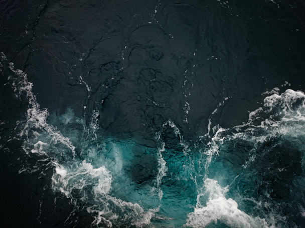 青い海の中のフェリーボートの痕跡 - 写真・画像