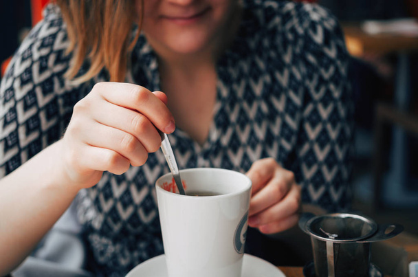 Menina com xícara de chá quente
  - Foto, Imagem