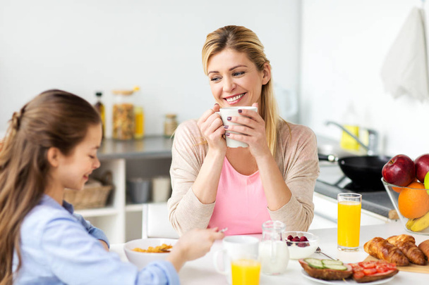 happy family having breakfast at home kitchen - Foto, Bild