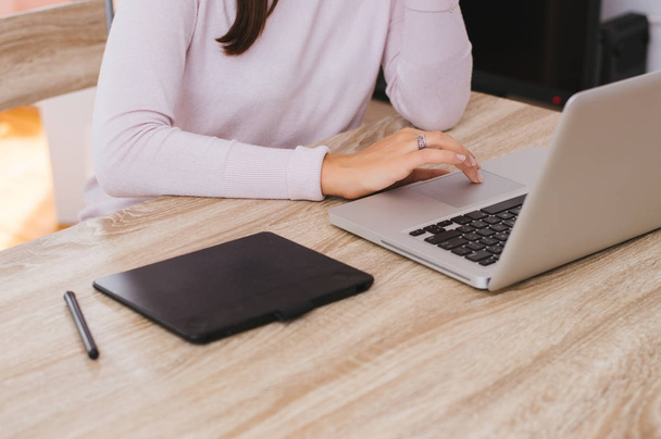 female entrepreneur working sitting at a desk  - Zdjęcie, obraz