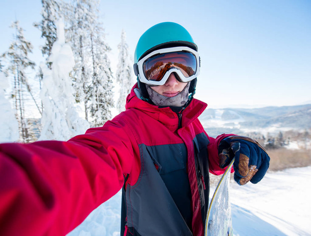 hombre snowboarder tomando un selfie
 - Foto, Imagen