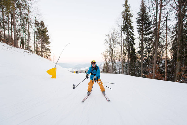Άνδρας πάνω σε σκι λήψη selfie  - Φωτογραφία, εικόνα