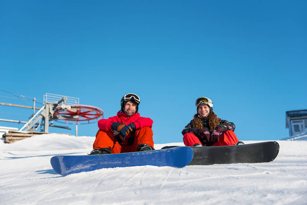 kar üzerinde oturan snowboard  - Fotoğraf, Görsel