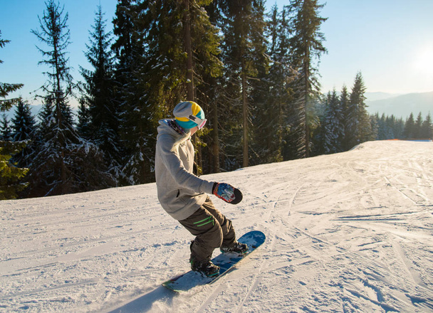 θηλυκό snowboarder απολαμβάνοντας σκι - Φωτογραφία, εικόνα