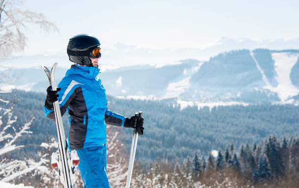 narciarz, ciesząc się wspaniałe krajobrazy w zimie - Zdjęcie, obraz