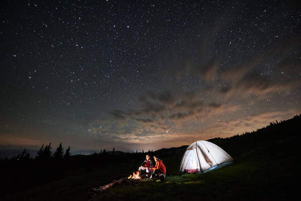 Couple de touristes la nuit camping
 - Photo, image