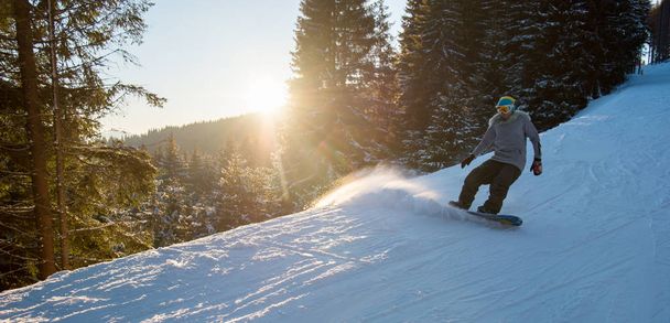 Snowboarderin fährt bergab  - Foto, Bild