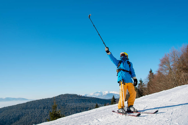 mannelijke skiër nemen van een selfie  - Foto, afbeelding