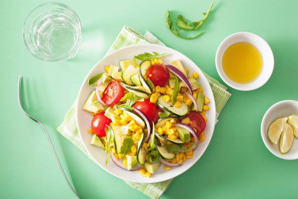 spiralized courgette salaatti sokerimaissi tomaatti avokado, terveys
 - Valokuva, kuva
