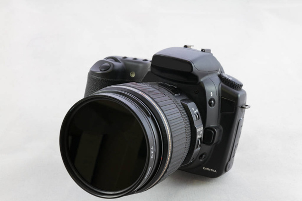 Одна черная DSLR камера изолирована на белом фоне
 - Фото, изображение