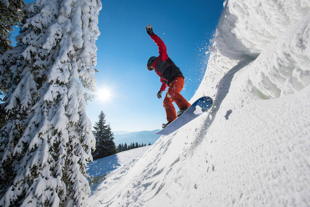 snowboarder vliegen in de lucht - Foto, afbeelding
