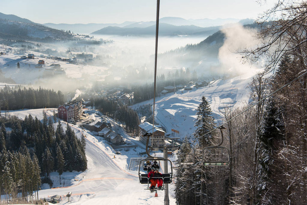 Skilift im Winterskigebiet  - Foto, Bild