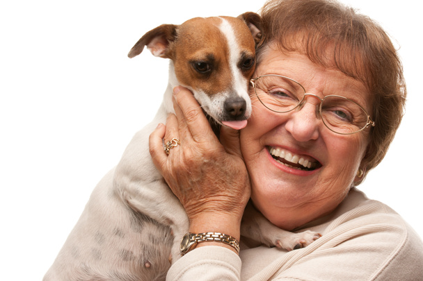 šťastný atraktivní starší žena s štěně na bílém pozadí - Fotografie, Obrázek