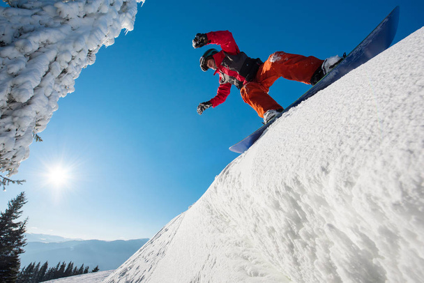  snowboarder οδηγείτε σε κατηφόρα  - Φωτογραφία, εικόνα