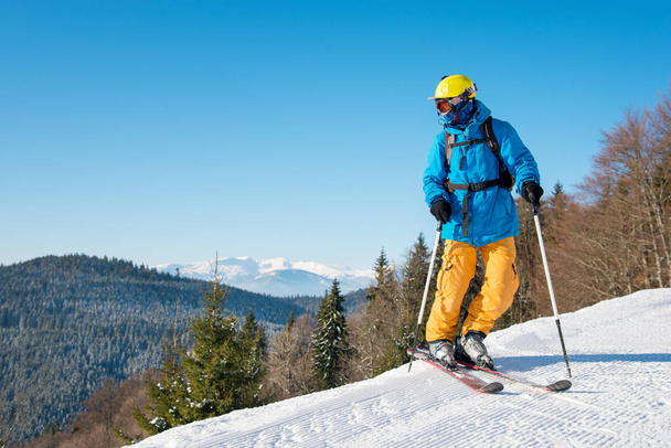 esquiador profesional en esquí de engranajes de colores
 - Foto, imagen