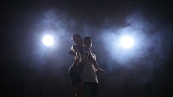 Ομορφιά ζευγάρι χορεύει bachata σε σκοτεινό δωμάτιο - Πλάνα, βίντεο