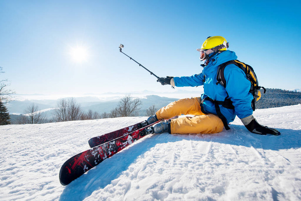 bir selfie alarak erkek kayakçı  - Fotoğraf, Görsel