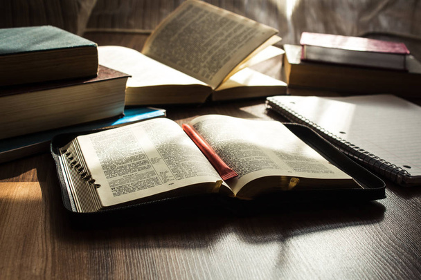 lettura bibbia mattutina sul pavimento in legno
 - Foto, immagini