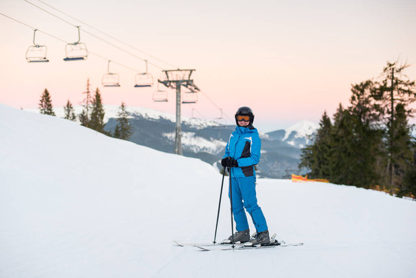 Młodych, pięknych kobiet na narciarskie wakacje  - Zdjęcie, obraz