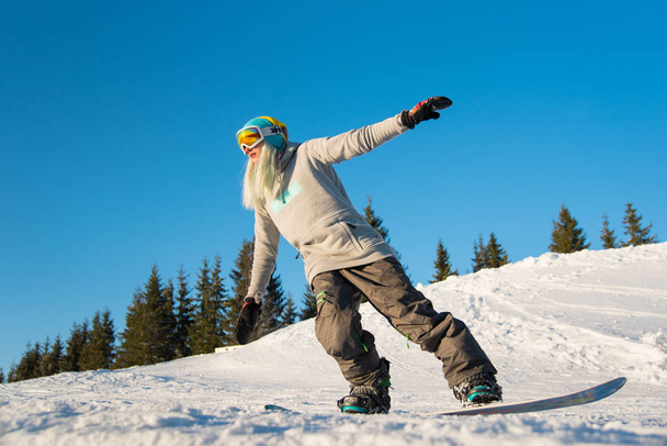 a hegyek snowboardozni nő  - Fotó, kép