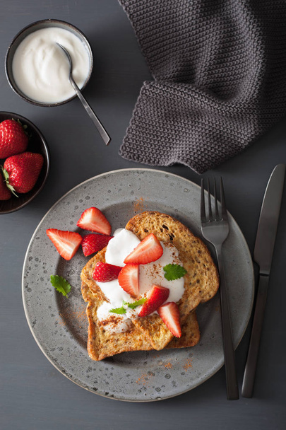 french toasts with yogurt and strawberries for breakfast - Foto, Bild