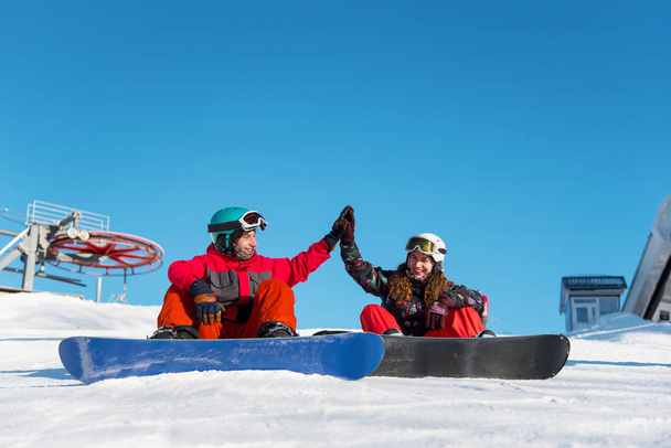 snowboardzistów daje piątkę do siebie  - Zdjęcie, obraz