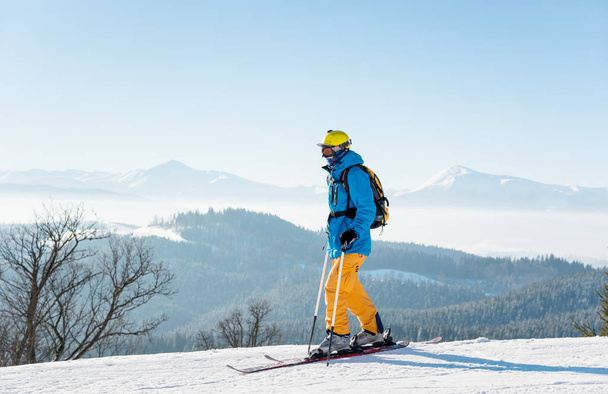 Mannelijke skiër in de bergen - Foto, afbeelding