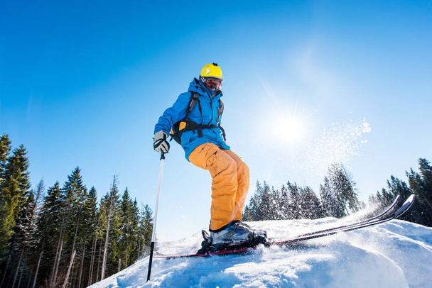 sciatore godendo sciare la pista
  - Foto, immagini
