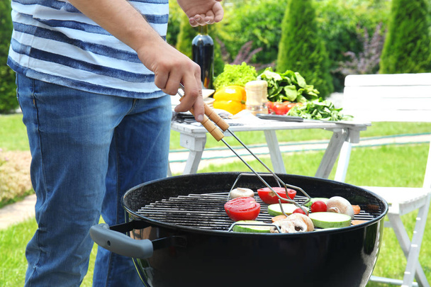 Man cooking vegetables on barbecue grill - Foto, Imagen