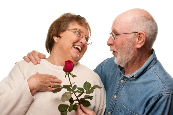 Feliz marido mayor dando rosa roja a la esposa
 - Foto, imagen